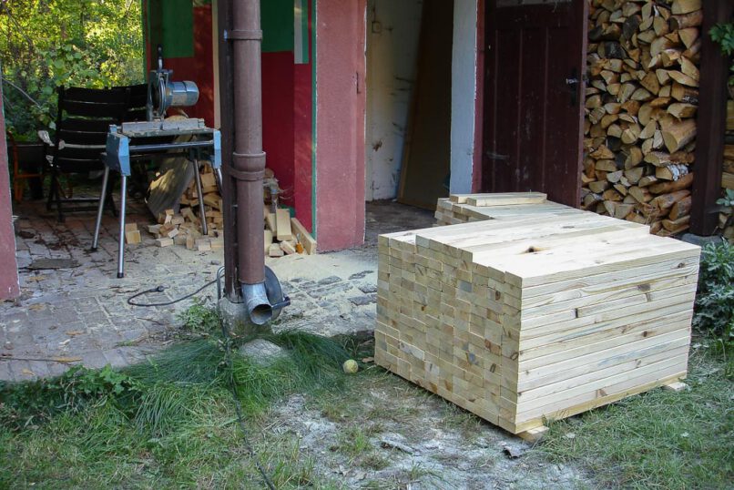 autohafen Kunstinstallation von Birgit Hampel Ausstellung "Häuser für Autos" Aufbau