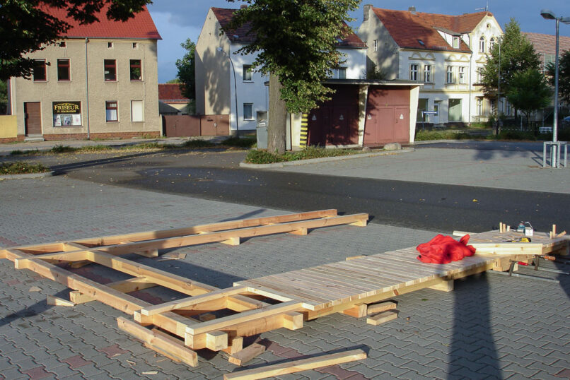 autohafen Kunstinstallation von Birgit Hampel Ausstellung "Häuser für Autos" Aufbau