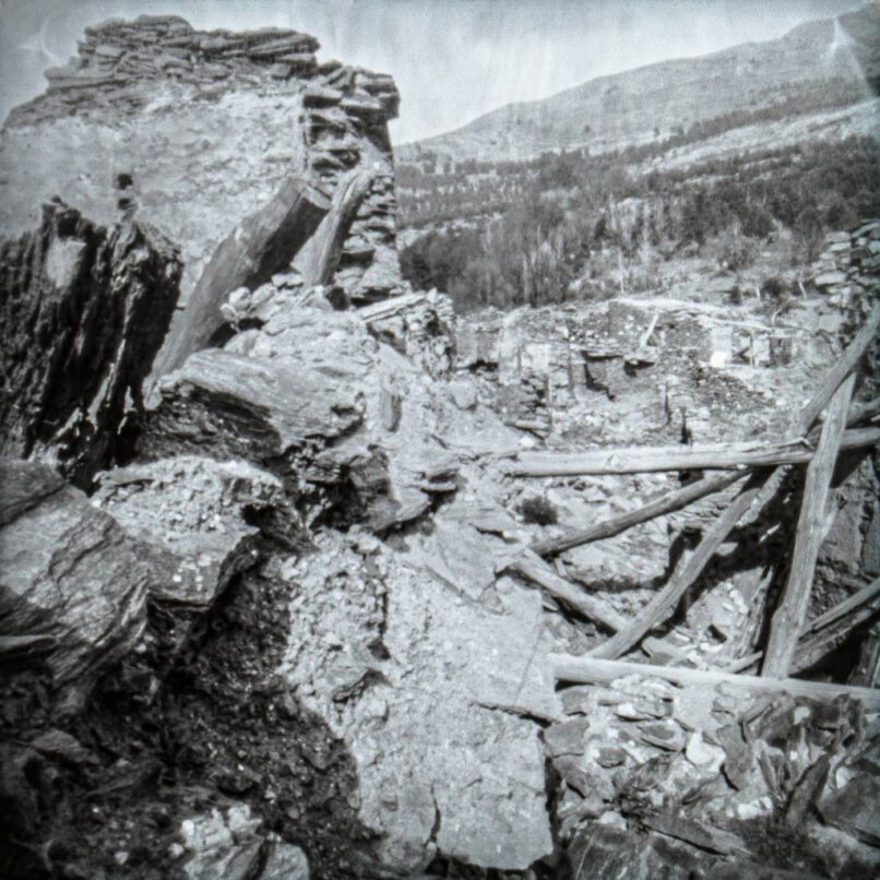 Verlassenes schwarzes Bergdorf