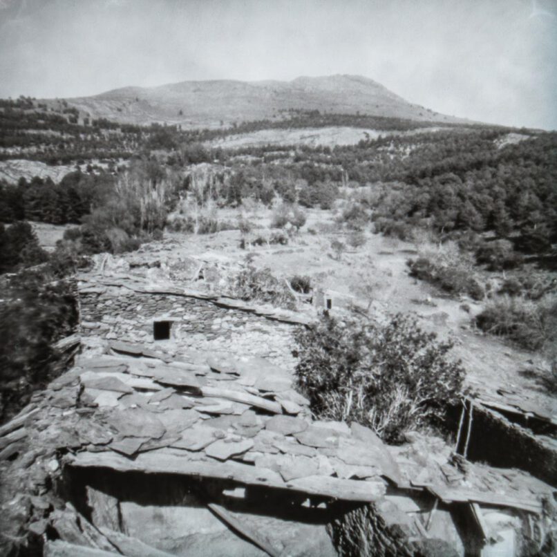 Verlassenes schwarzes Bergdorf